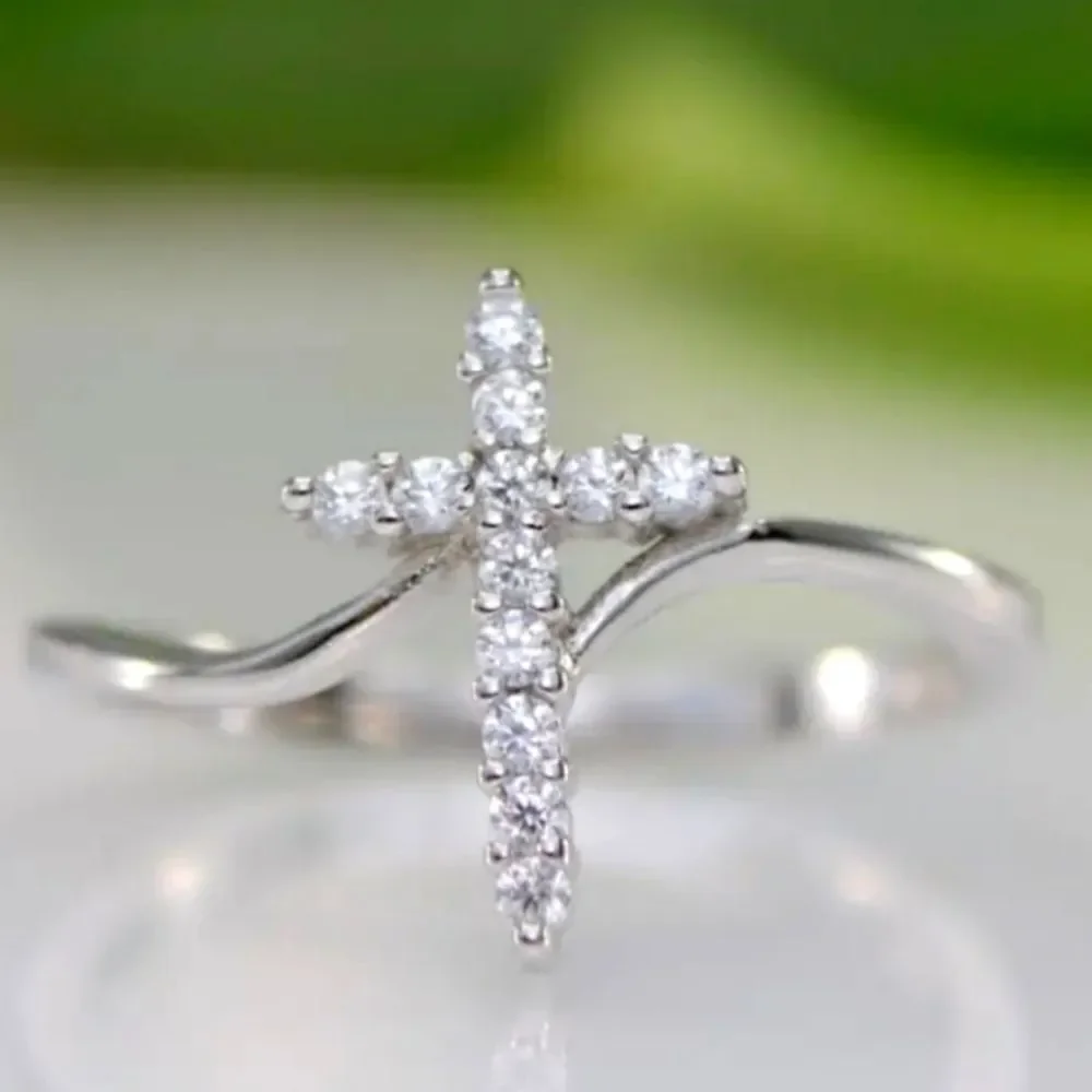 Ladies 925 Sterling Silver Sparkling Cross Design ring sz 7